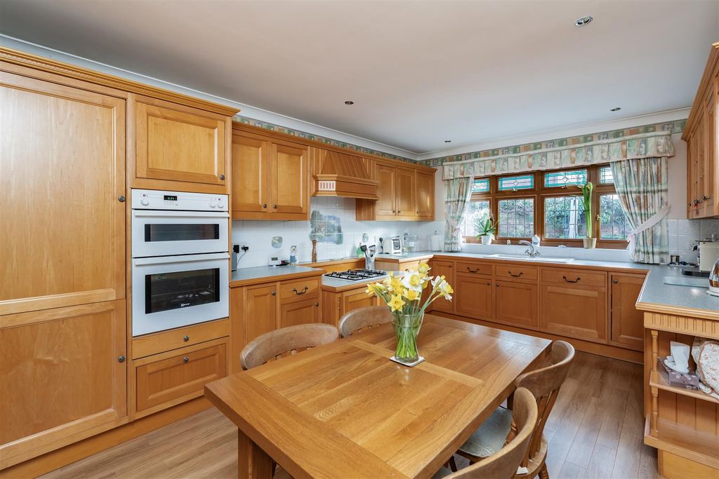 Property photo 2 of 28 Kitchen/Breakfast Area
