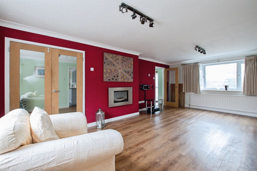 Property photo 2 of 27
