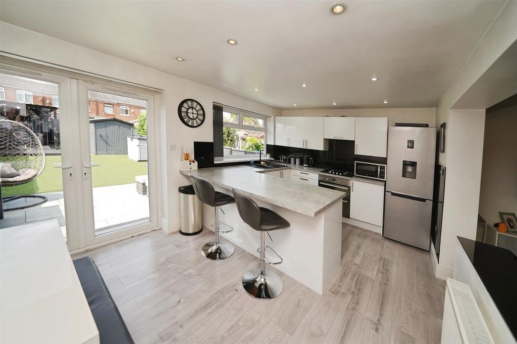 Property photo 2 of 17 Kitchen