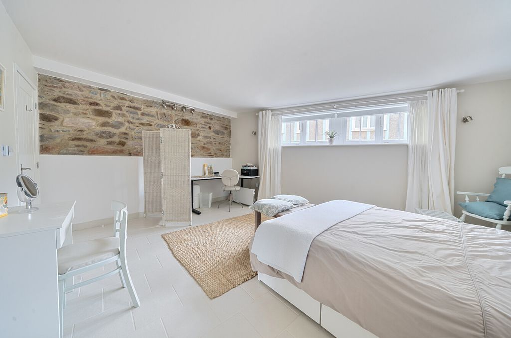 Property photo 3 of 17 Dulverton, Seddons