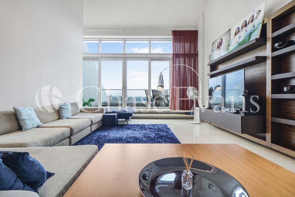 Property photo 3 of 21 Ontario Tower, Fairm