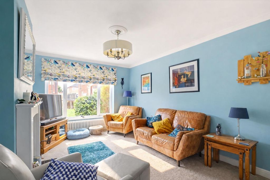 Property photo 3 of 19 Lounge