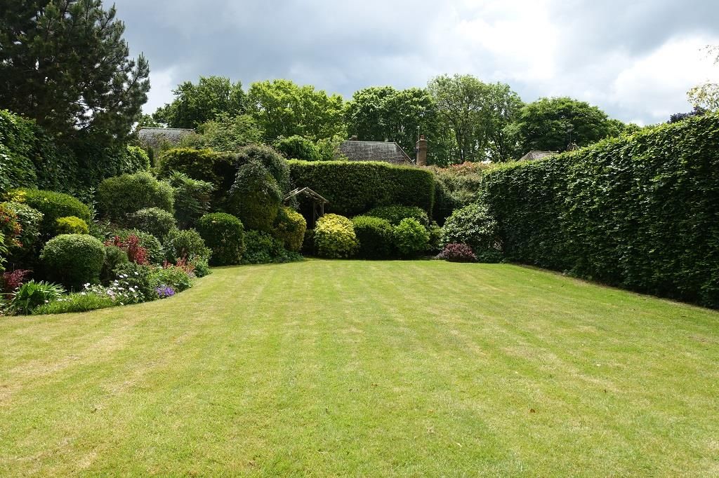 Property photo 3 of 30 Manicured Gardens