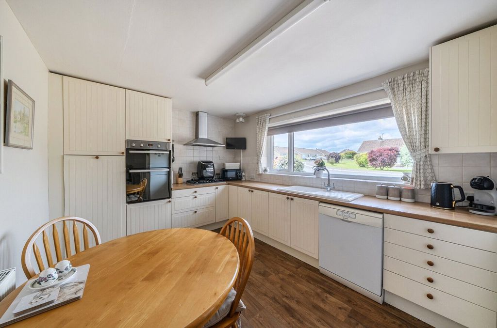 Property photo 2 of 17 Kitchen/Breakfast