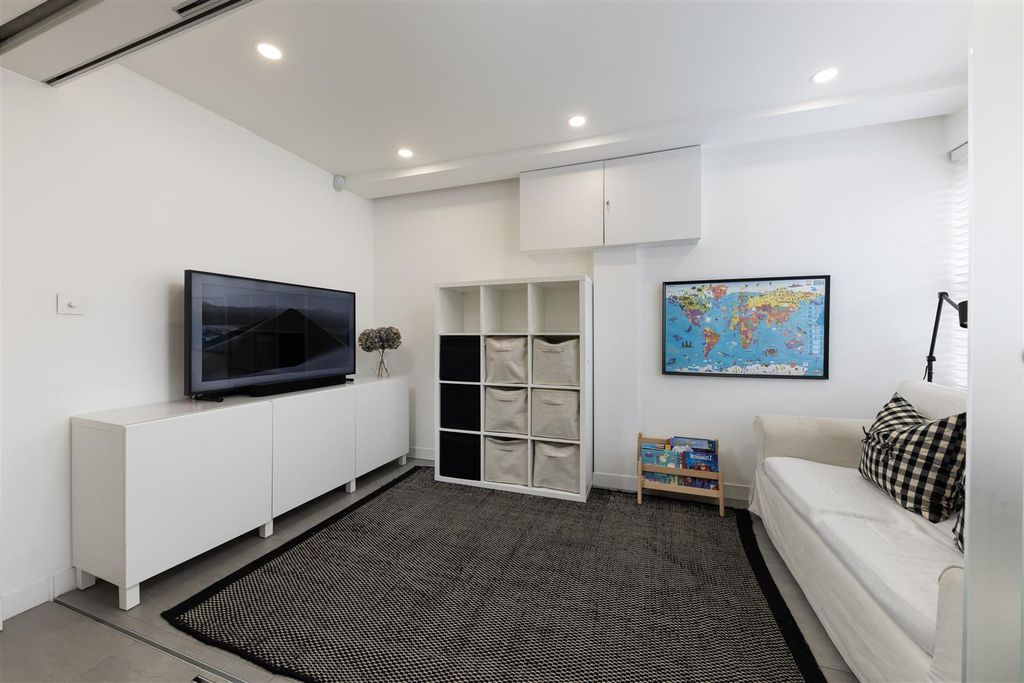 Property photo 2 of 22 Thaxted Place 8- liv.Jpg