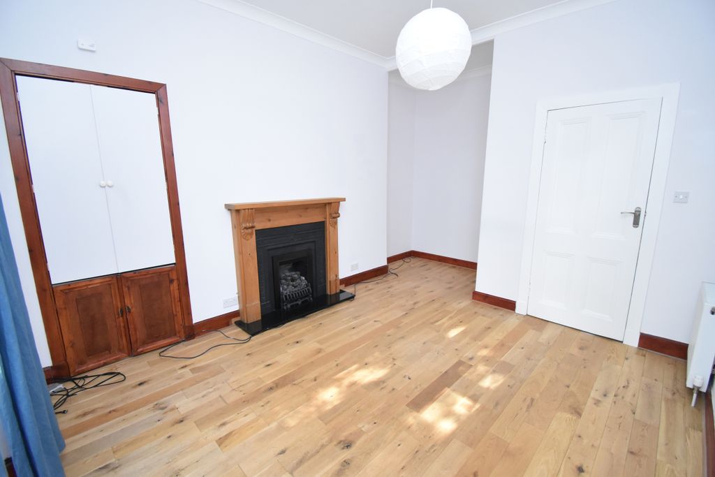 Property photo 3 of 12 Lounge
