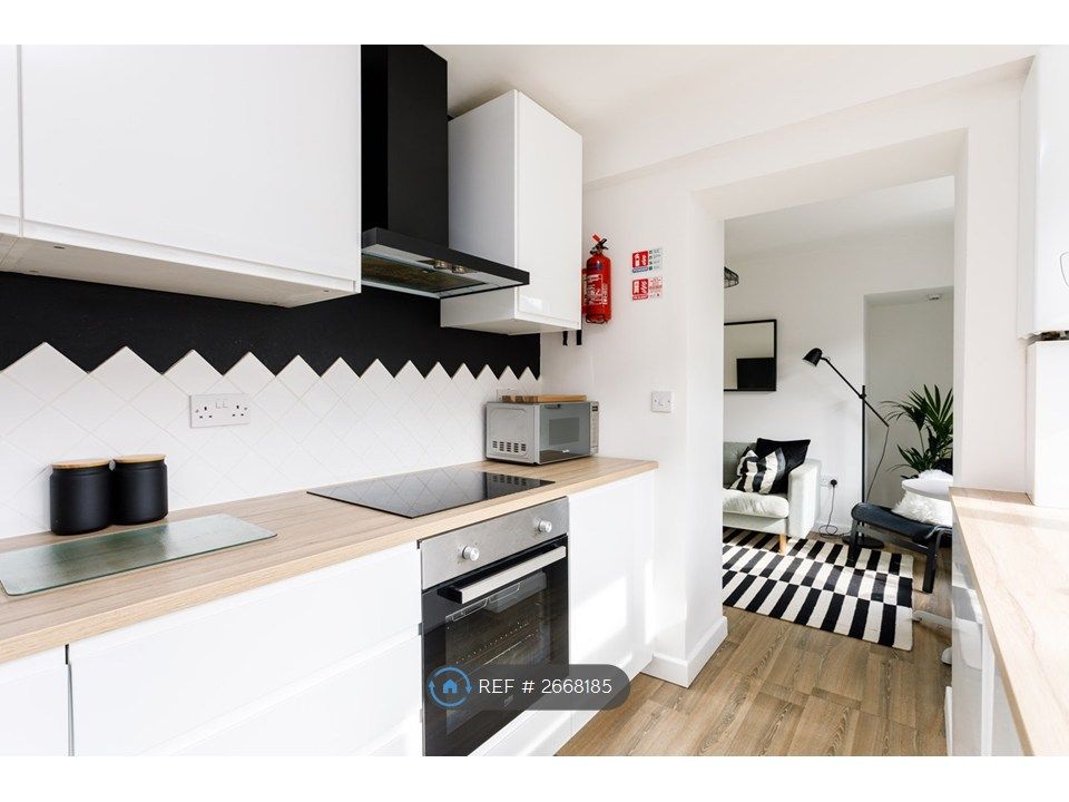 Property photo 1 of 11 Kitchen/Lounge