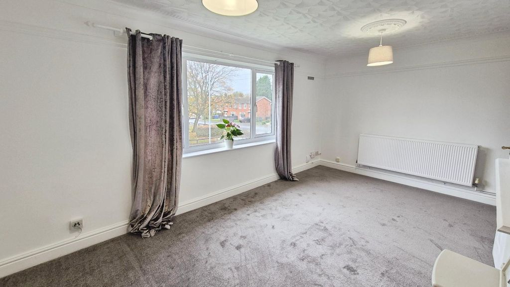 Property photo 3 of 14 Lounge