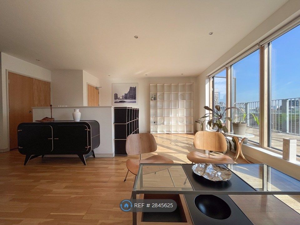 Property photo 1 of 16 Living Room