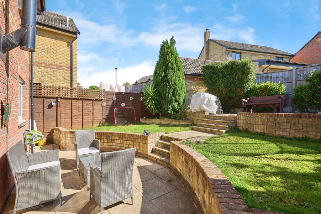 Property photo 3 of 12 Garden