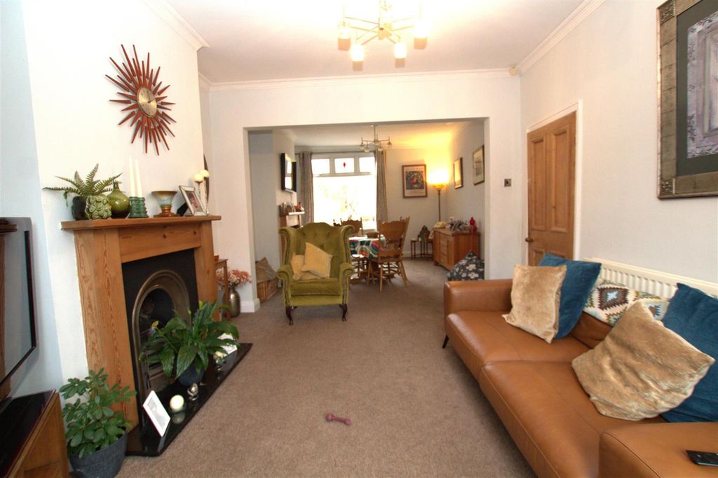 Property photo 2 of 17 Lounge Through Diner.Jpg