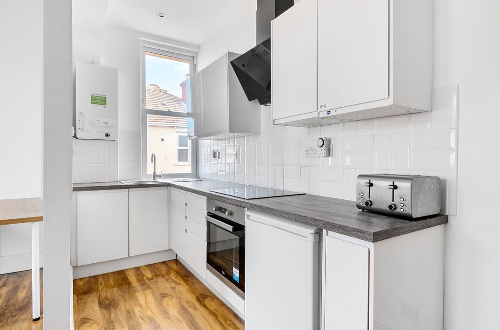 Property photo 3 of 8 1320171-32-686Ba1...