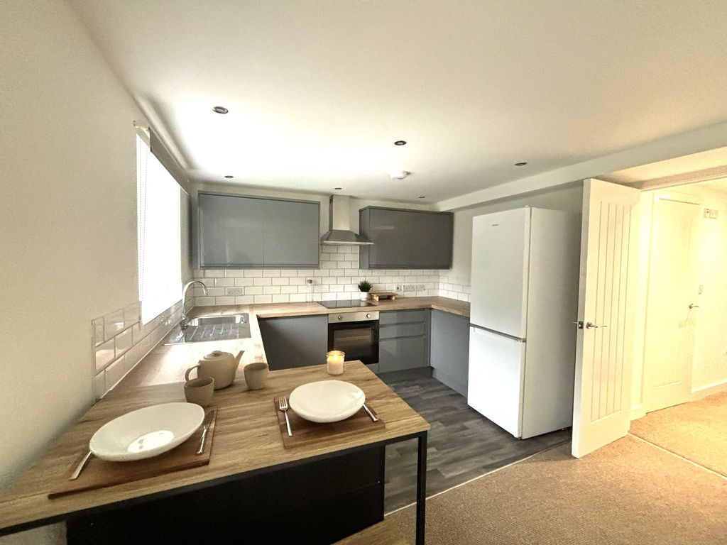 Property photo 3 of 11 Kitchen