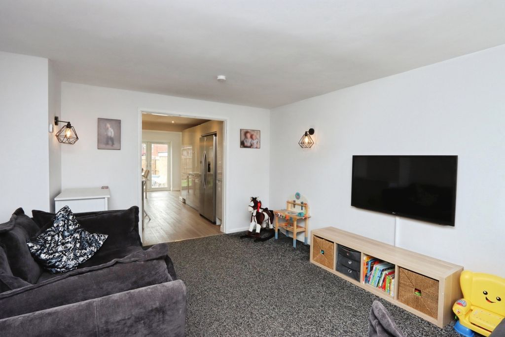 Property photo 2 of 11