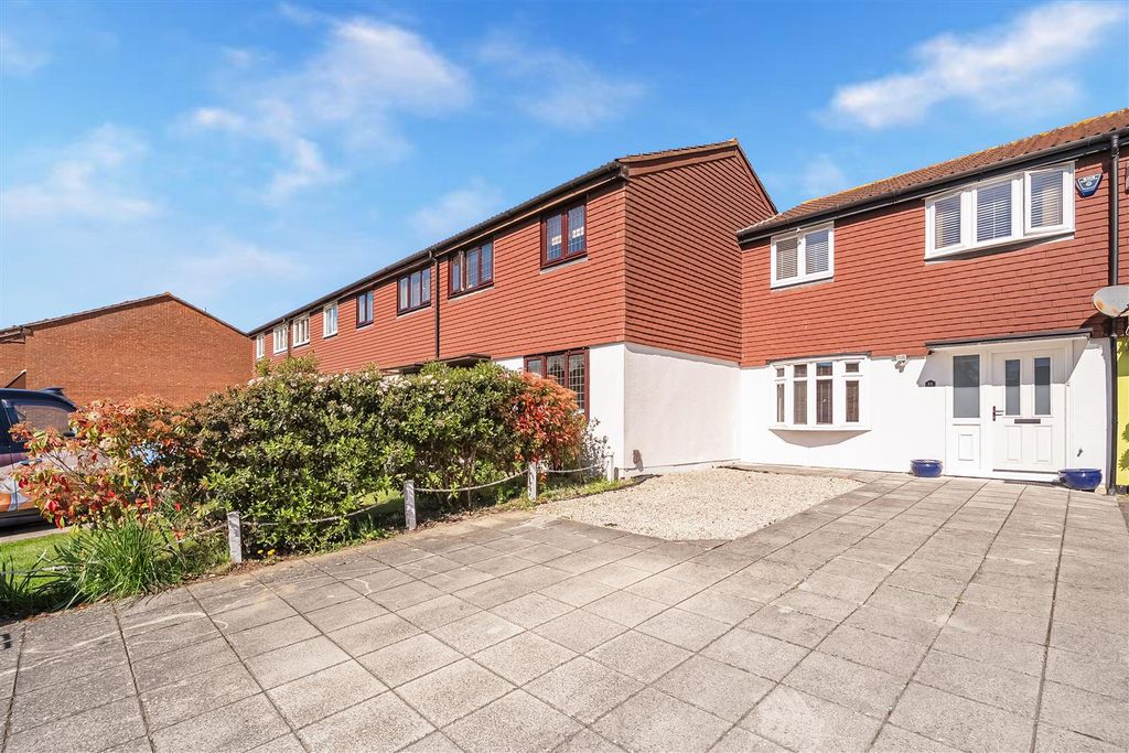 Property photo 1 of 17 Ashingdon Close, E4