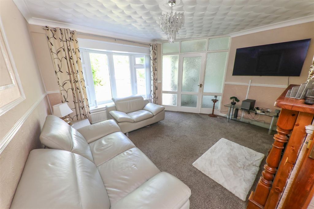 Property photo 3 of 16 Lounge
