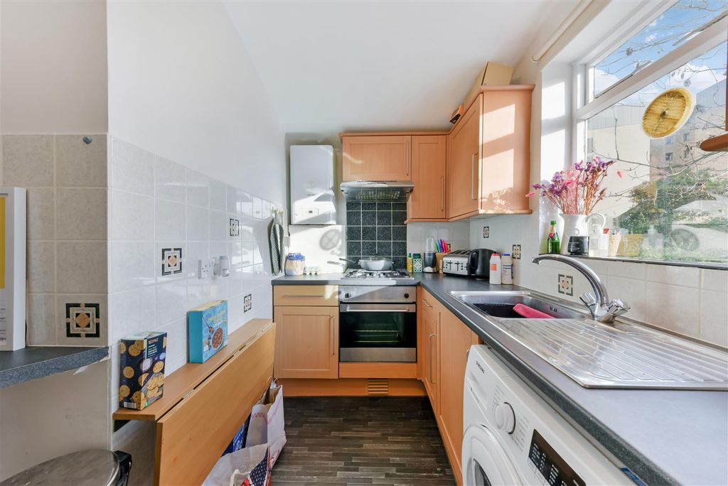 Property photo 3 of 10 Kitchen