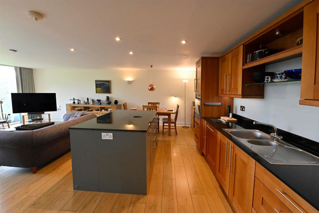 Property photo 3 of 17 Living Kitchen