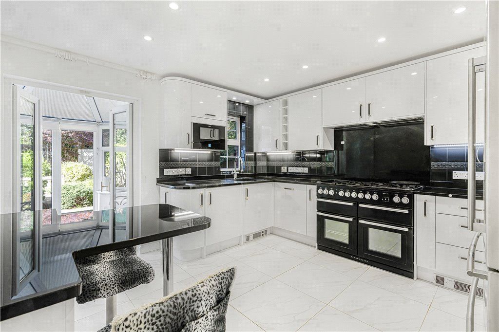 Property photo 3 of 27 Kitchen