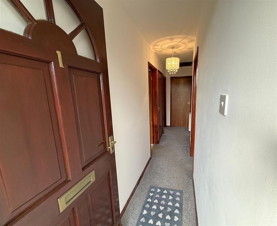 Property photo 3 of 14 Entrance Hall.Jpg