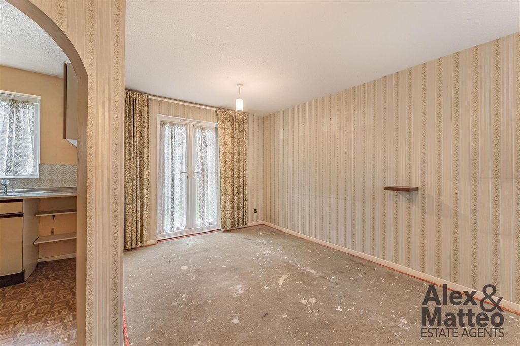 Property photo 2 of 18 Abbey Gardens