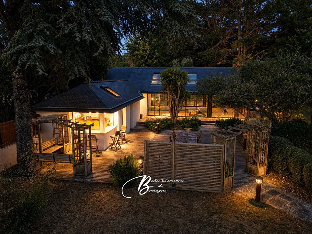 Property photo 1 of 20 The Beautifully Maintained Garden Also Benefits From A Large Carport And A Garden Shed.