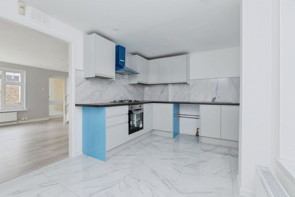 Property photo 3 of 17 Kitchen