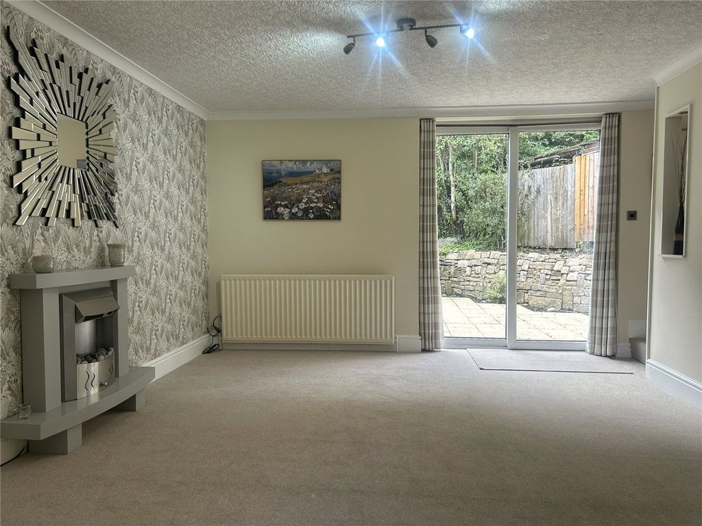Property photo 3 of 18 Lounge