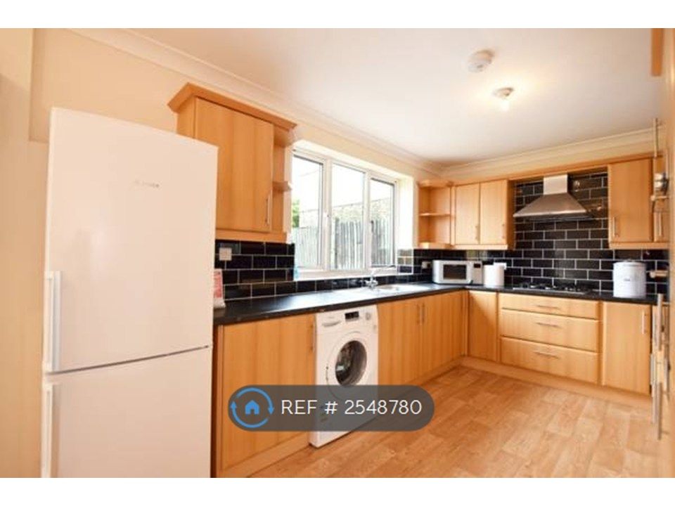 Property photo 3 of 8 Clean Spacious Kitchen Diner