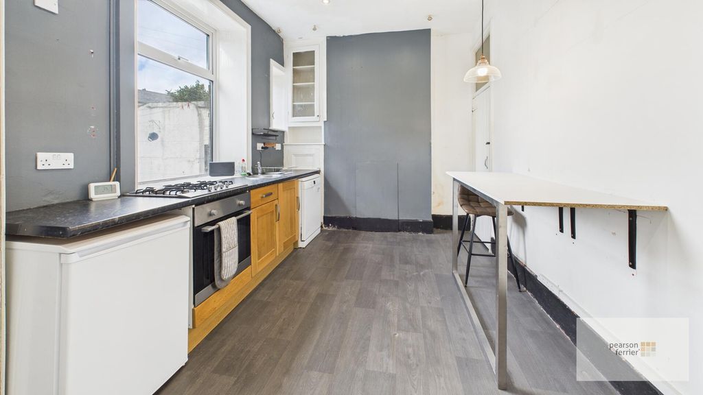 Property photo 3 of 10 Kitchen