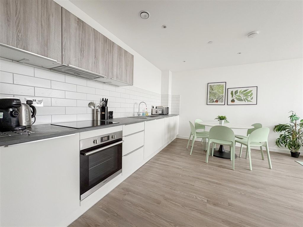 Property photo 2 of 15 Living Room / Kitchen