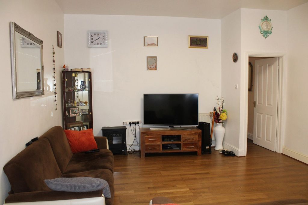 Property photo 2 of 18 Lounge