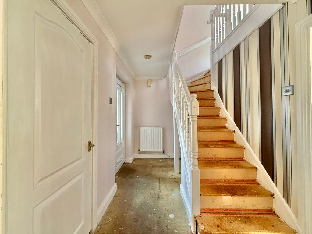 Property photo 3 of 23 Entrance Hall