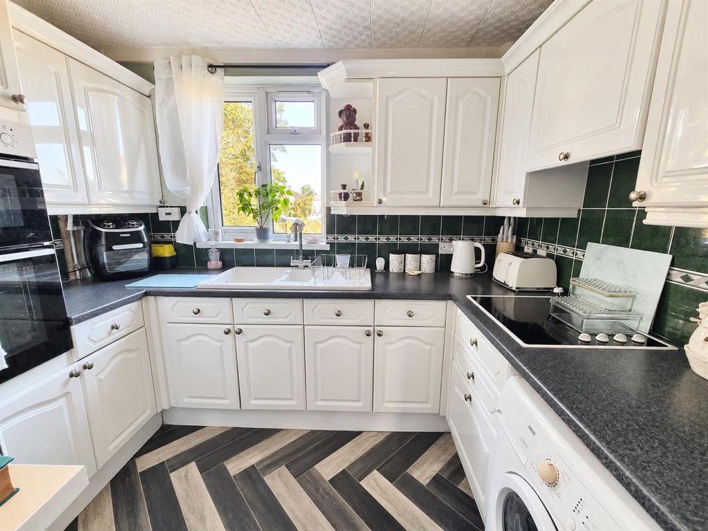 Property photo 3 of 12 Kitchen