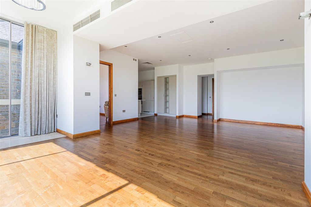 Property photo 3 of 16 Wyatt House 5-9.Jpg