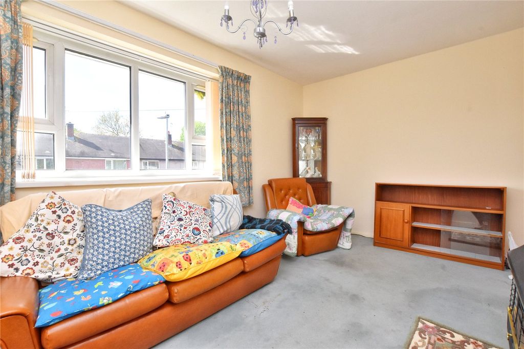 Property photo 3 of 12 Lounge