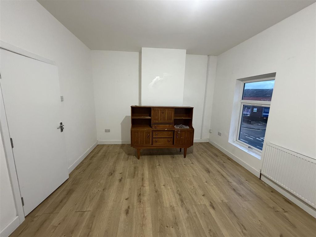 Property photo 3 of 5 Lounge