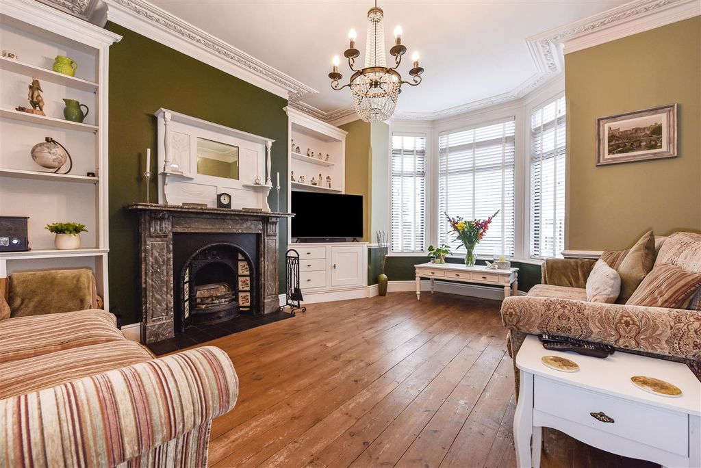 Property photo 3 of 31 Lounge