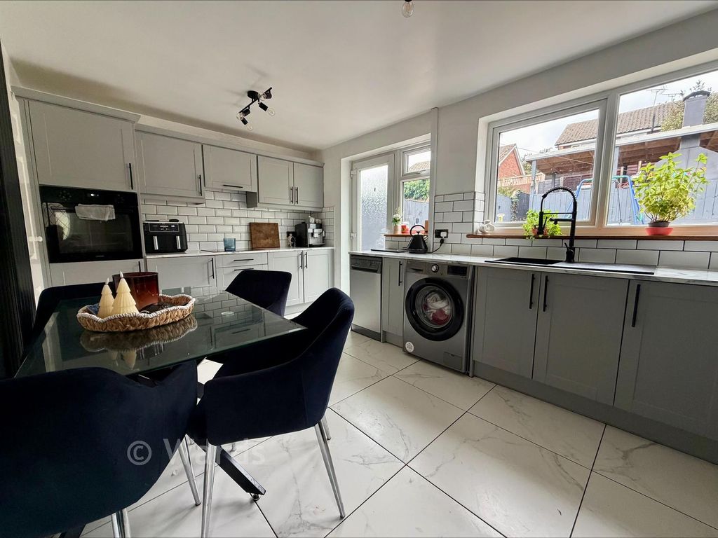 Property photo 3 of 8 Kitchen