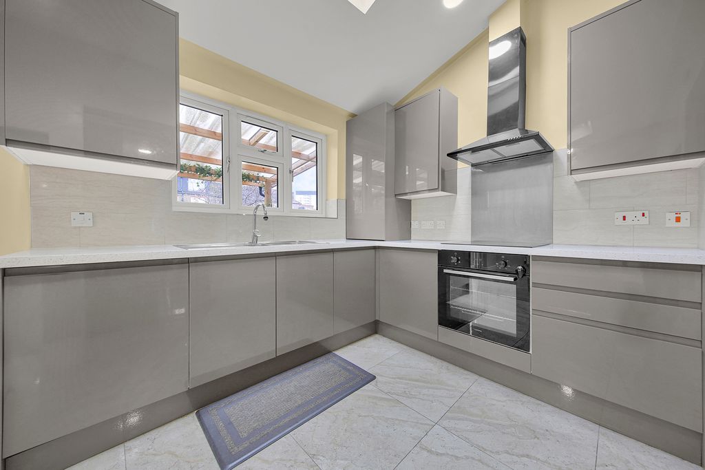 Property photo 2 of 31