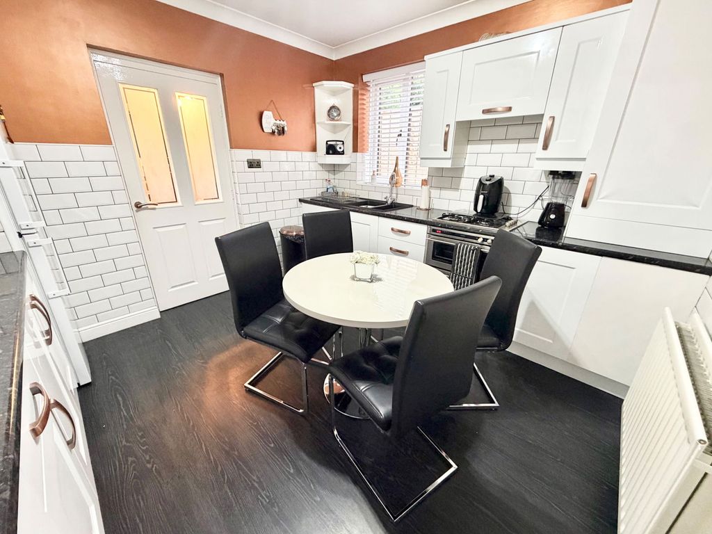 Property photo 2 of 25