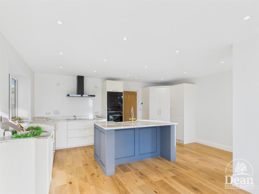 Property photo 2 of 34 Kitchen / Diner