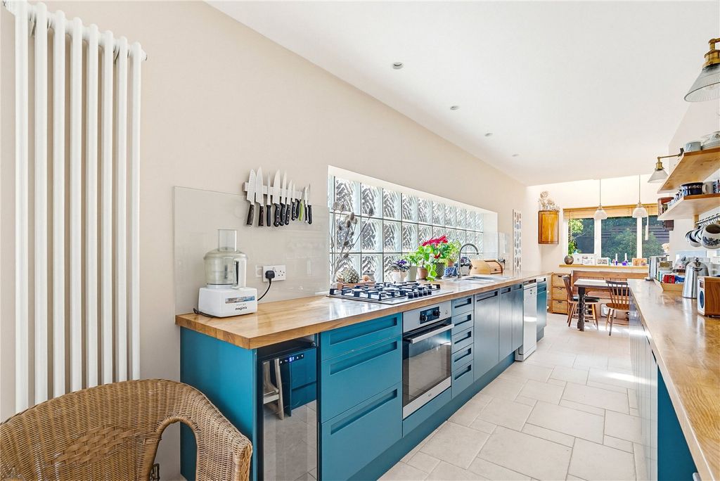 Property photo 3 of 10 Kitchen