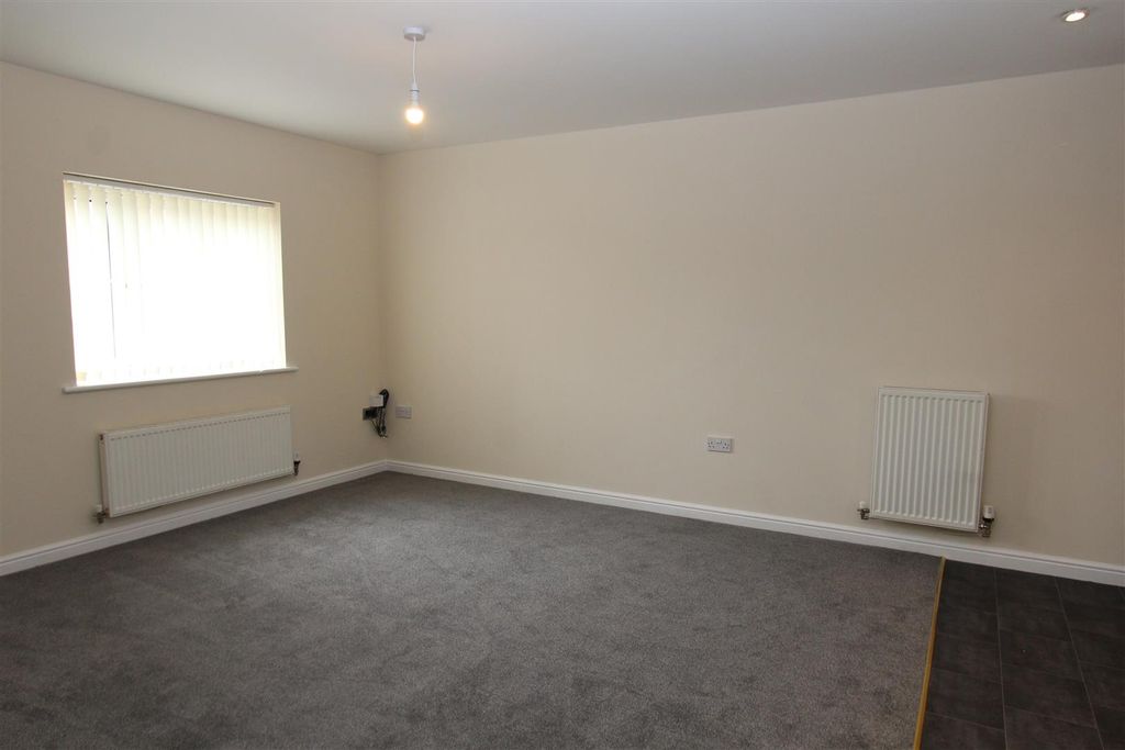 Property photo 3 of 7 Kitchen/Lounge