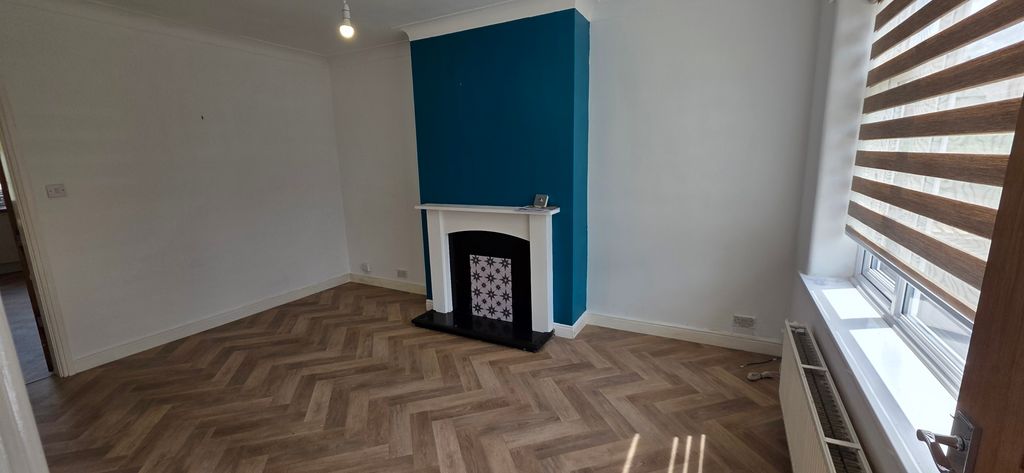 Property photo 2 of 8 Livingroom
