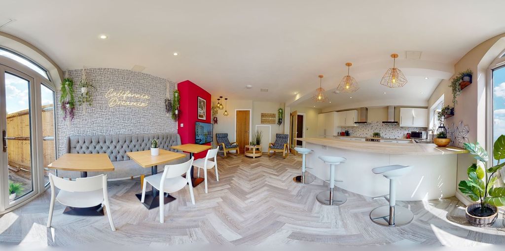 Property photo 2 of 31