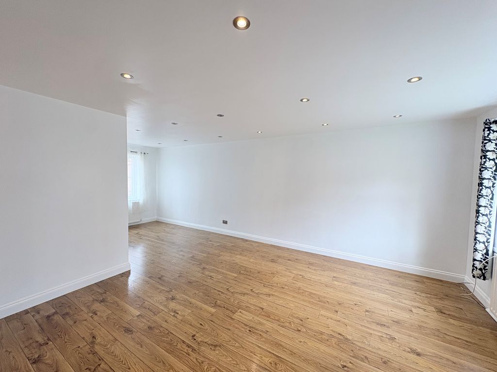 Property photo 3 of 7 Living Room