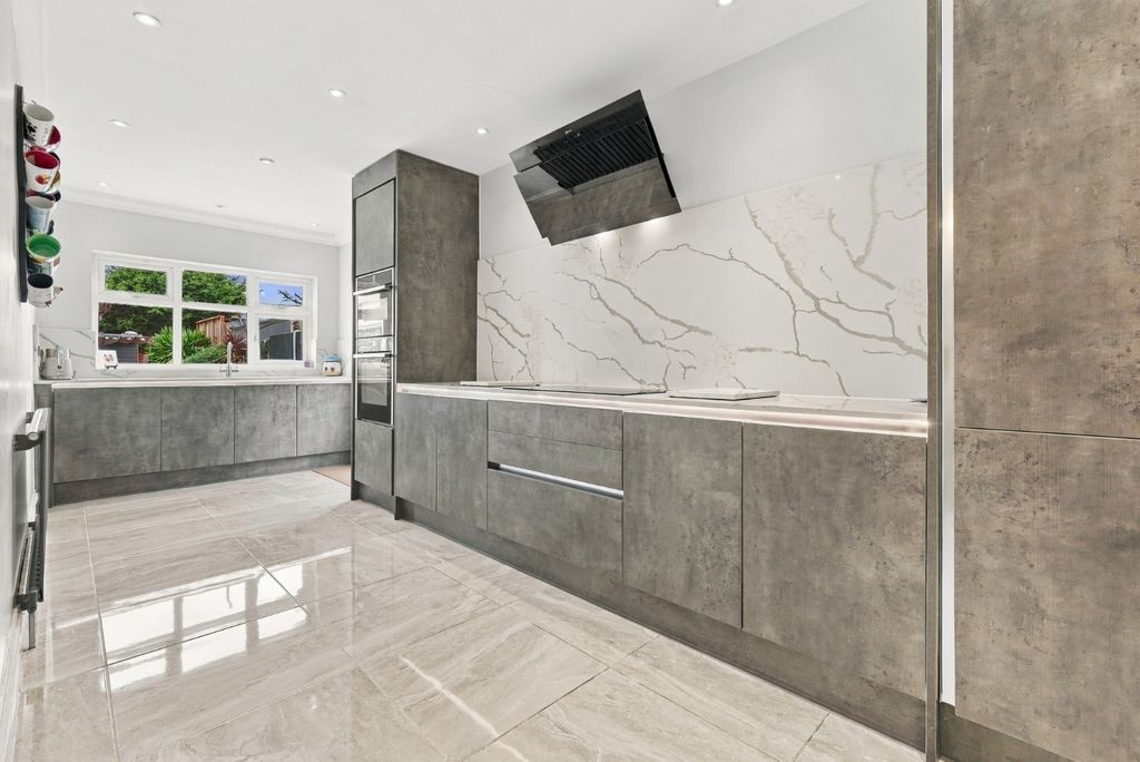 Property photo 3 of 32 5517975