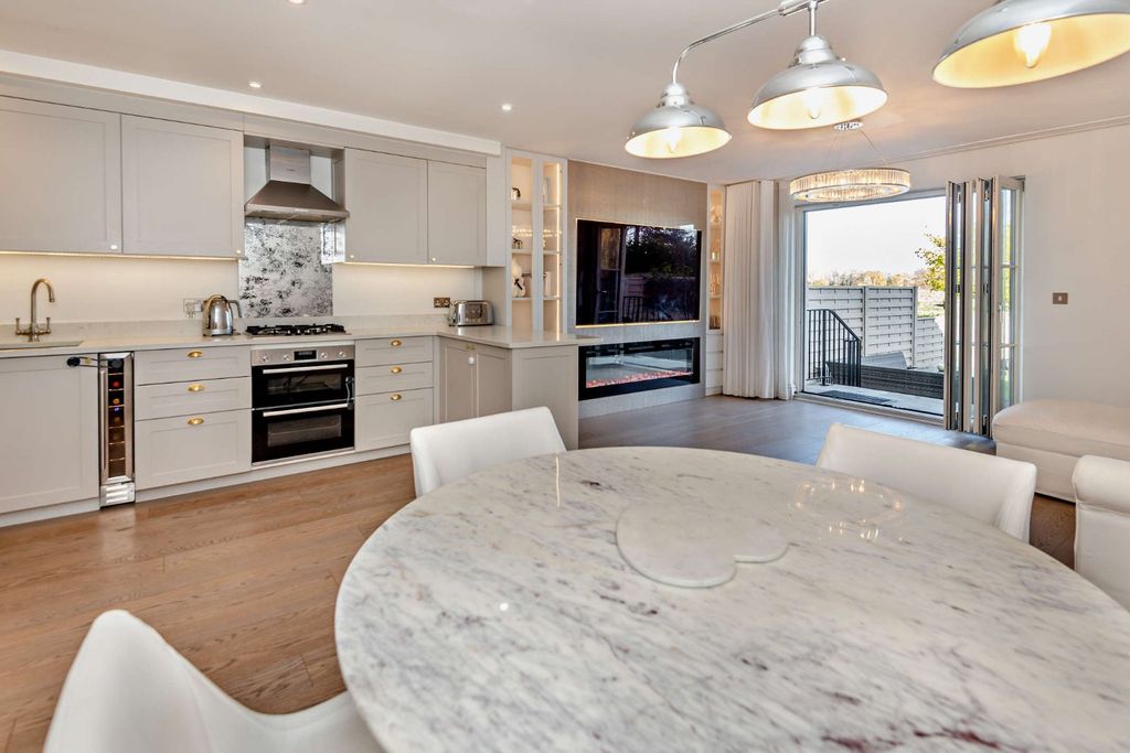 Property photo 3 of 16 Kitchen/Dining