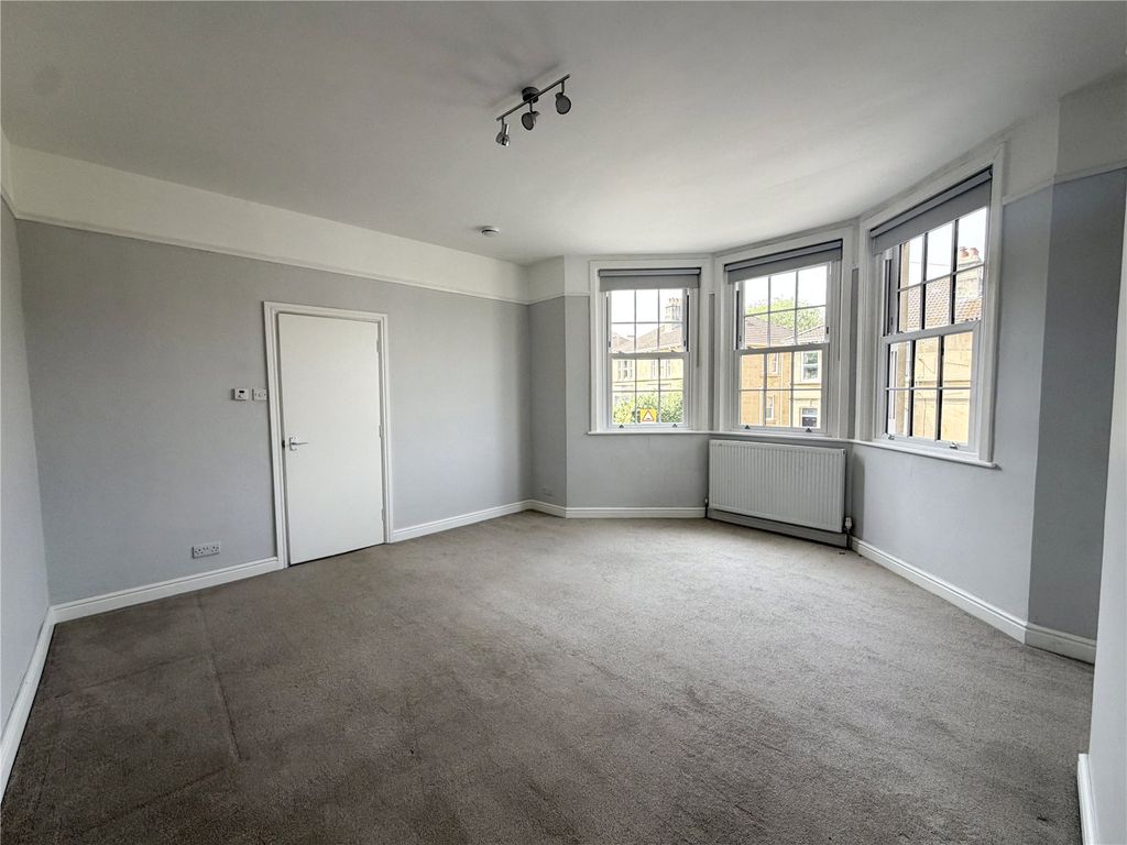 Property photo 2 of 9 Picture No. 17